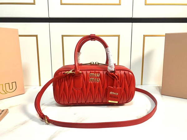 スーパーコピーブランドバッグ正面デザイン